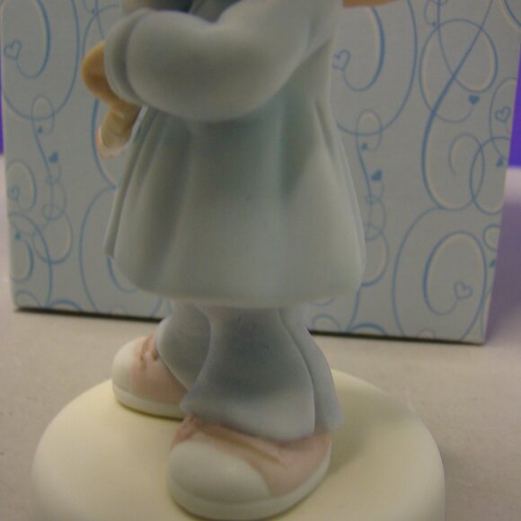 Precious Moments Figurine: “You Capture Beauty With All You Do”. 830022 in box - Picture 6 of 16